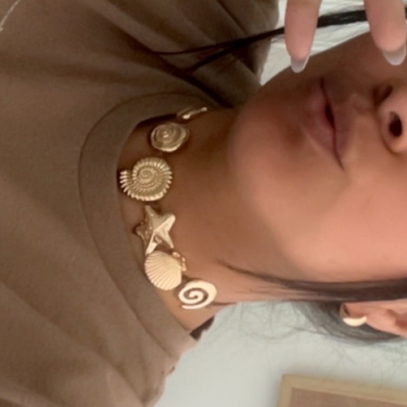 Gold Seashell choker Necklace - Picture 3 of 7